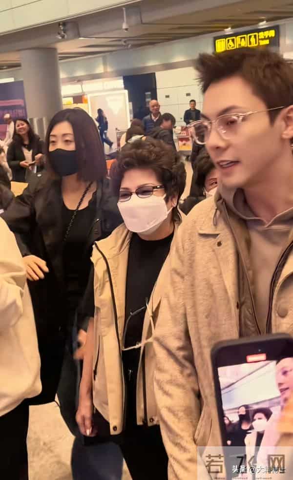 陈伟霆爱人北京豪宅晒照,何穗产后腰细身瘦,陈妈妈来京看孙子