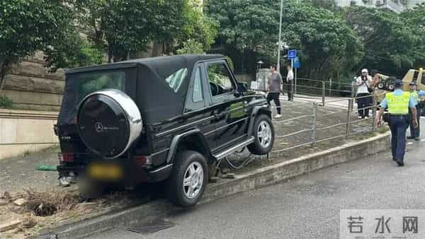 知名导演陈可辛出车祸,失控冲上人行道,撞断铁栏、树木,车头损毁严重,警方正调查