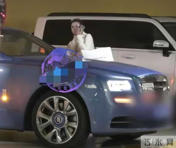 40岁李小萌北京逛街,开五六百万劳斯莱斯,王雷大连富二代不差钱