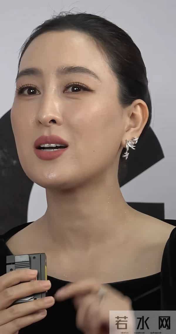 44岁马苏好漂亮,真会保养 脸上没有皱纹,皮肤紧致 看着跟20岁似的