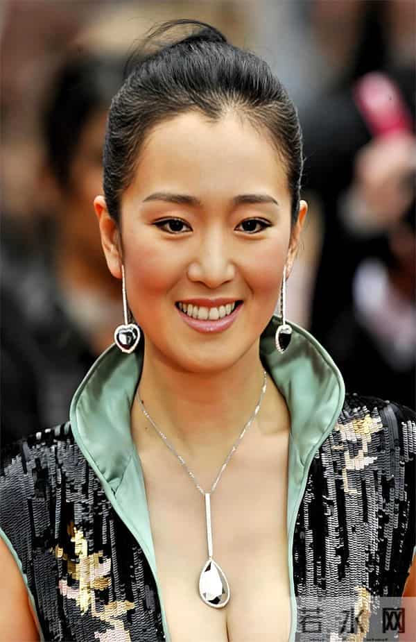 巩俐一头银发现身晚宴!从容老去拒绝修饰,真实状态最美!