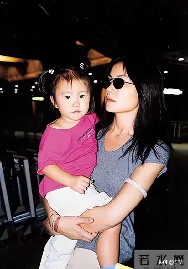 王菲没想到,自己56岁的前夫如今隐居阿那亚,把生活过成了一首诗