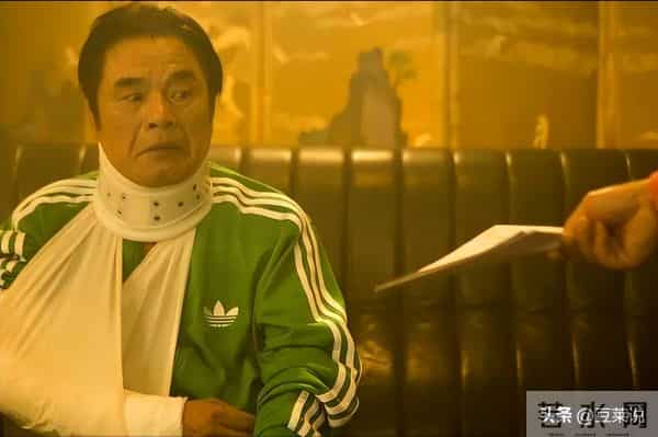 他与6个老婆共处一室，每人每月7万零花钱，71岁又娶了50岁妻子