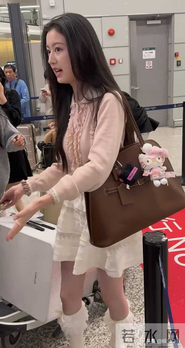 16岁裴佳欣现身机场被偶遇，粉上衣配白短裙，好清纯好可爱