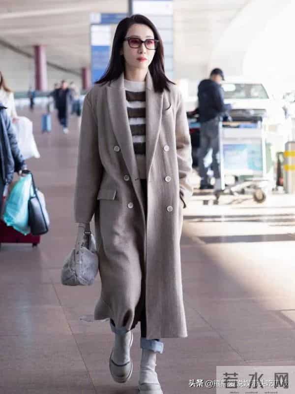 秦海璐真是大婶辈的穿搭标杆！穿大衣+条纹毛衣+直筒裤，时髦高级