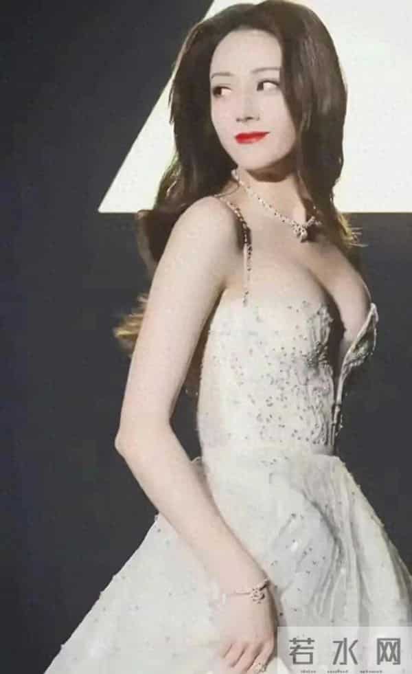 迪丽热巴，饱满呼之欲出，跟大幂幂有一拼