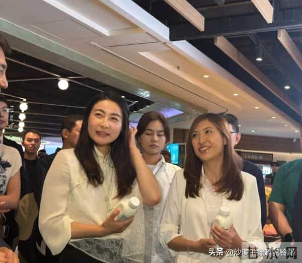 郭晶晶和欧阳夏丹现身香港K11,一个魅力十足,一个漂亮显年轻