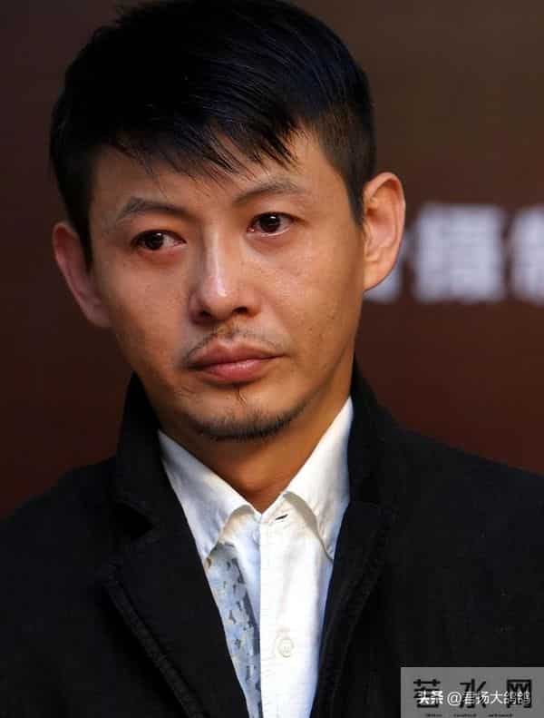 央视一哥和董卿同居6年分手,51岁二婚再娶娇妻,如今60岁大变样