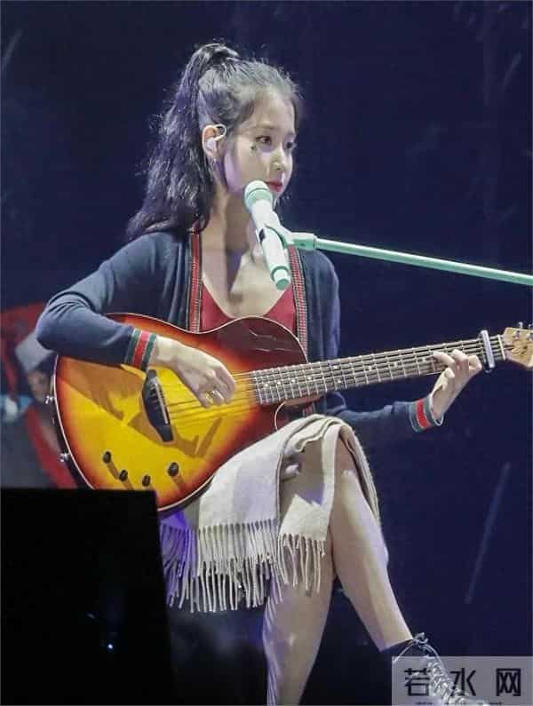 iu李知恩也有丰满风韵的时刻，这个衣服真挺漂亮