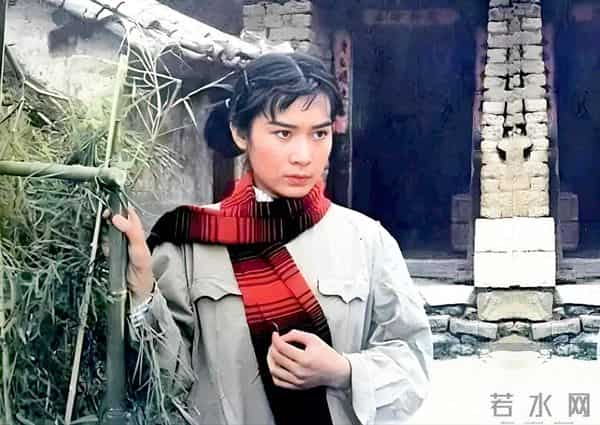 从车间钳工到国家一级演员，却因拍戏和丈夫离婚，今66岁依旧单身