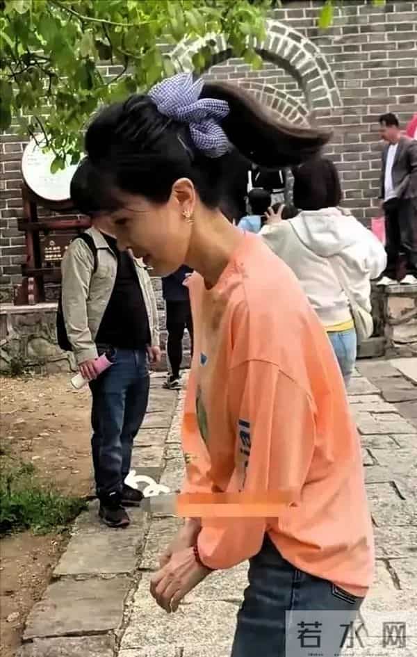 50岁金巧巧被偶遇,网友吐槽:奶奶的脸,孙女的头型,少女的身材