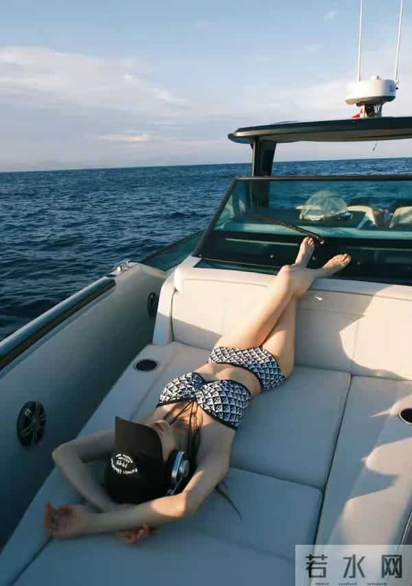 张俪海边游艇泳衣写真,这身材没话说