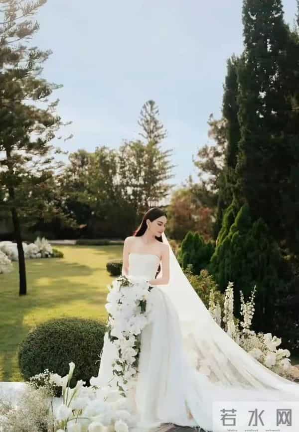 泰星Mai婚礼在私人豪宅举办,低调温馨,宾客20多人,花童是小狗