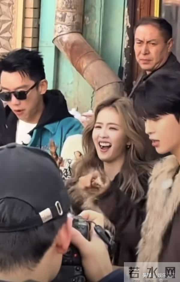 网友喀什古城偶遇白鹿 本人超美 穿搭洋气 在路边吃烤肉的样子好可爱