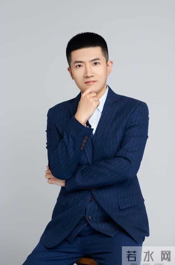 康辉接班人出现了!央视全网亮相,草根逆袭被怒赞,两人经历相似