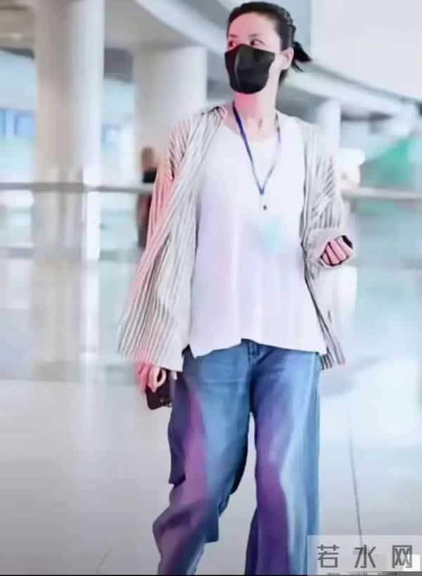 谢霆锋王菲现身北京机场,天后把头靠在男友身上,甜蜜动作不断