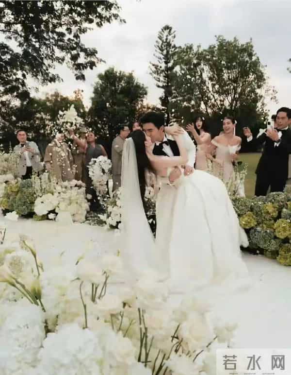 泰星Mai婚礼在私人豪宅举办,低调温馨,宾客20多人,花童是小狗