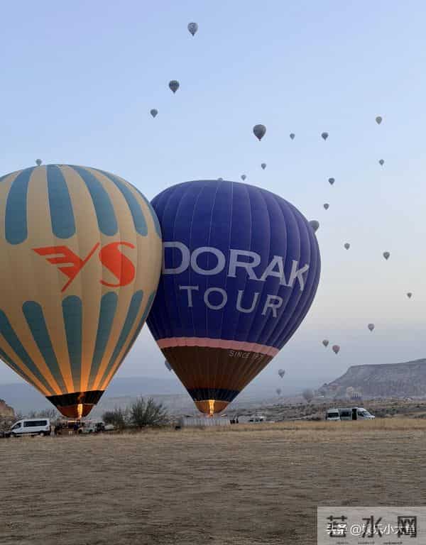 主持人金佳悦晒土耳其旅游美照，穿挂脖裙大秀美腿，杨柳细腰好辣