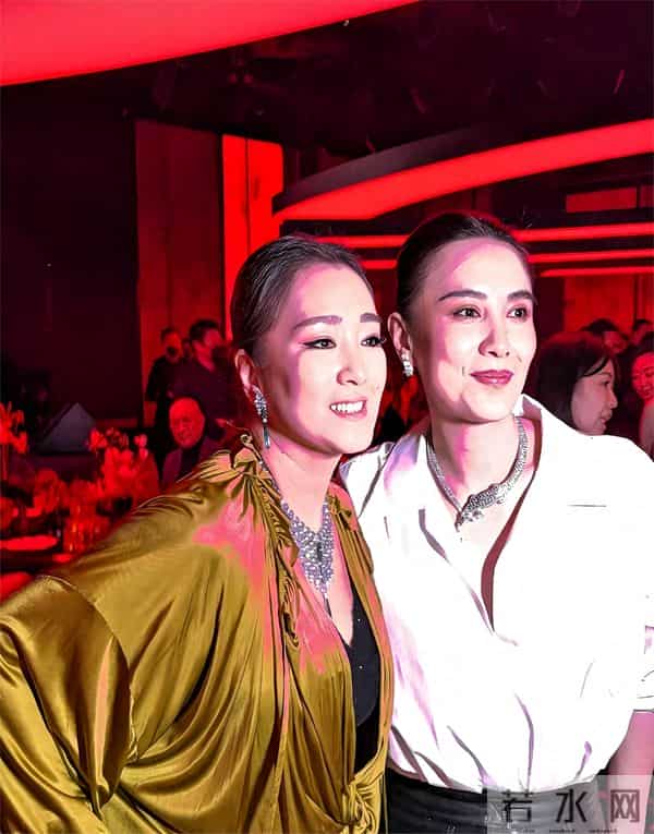 巩俐一头银发现身晚宴!从容老去拒绝修饰,真实状态最美!