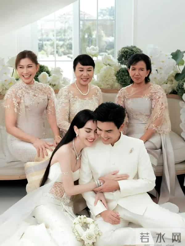 泰星Mai婚礼在私人豪宅举办,低调温馨,宾客20多人,花童是小狗