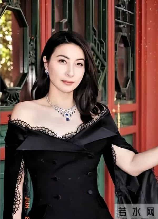 郭晶晶参加晚宴,黑色全裹礼服不透不露 ,新发型高贵典雅雍容华贵