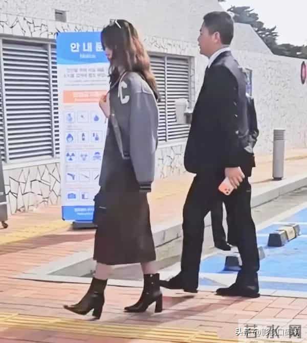 章泽天现身日本机场,休闲打扮,刘强东幽默地说:把我拍好看一点