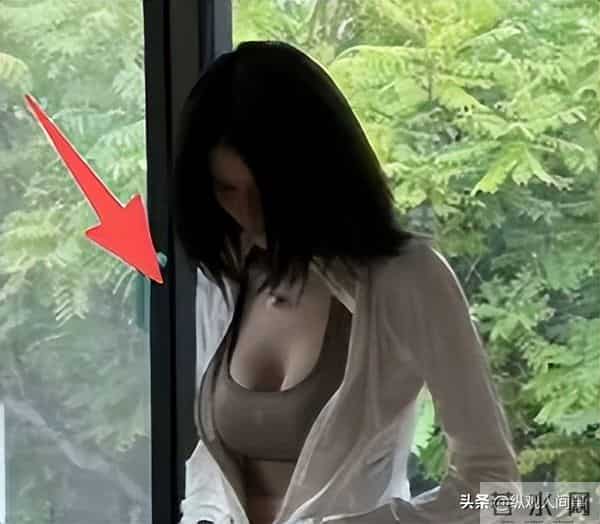 何穗在别墅晒产后美照!哺乳期特征很明显,小腹平到内凹光脚踩地