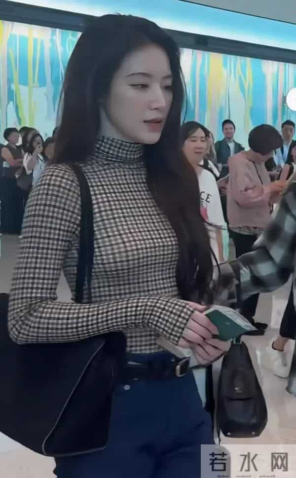 叶舒华现身机场,简单上衣轻松穿出好身材!