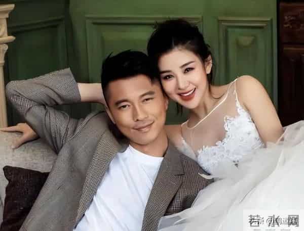 40岁李小萌北京逛街,开五六百万劳斯莱斯,王雷大连富二代不差钱