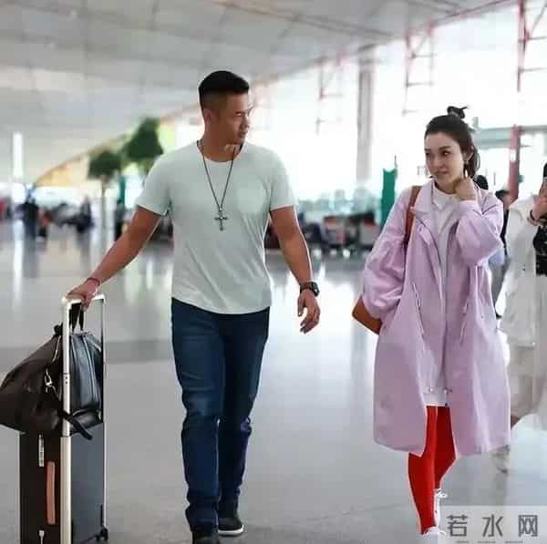 范玮琪这身看不懂:十万的包,也挡不住红秋裤的廉价感