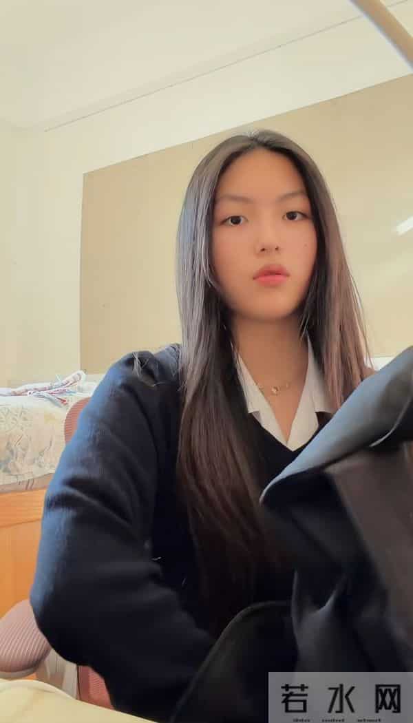 16岁王诗龄晒留学日常,住宿舍周末还在学习,瘦下来五官好像李湘