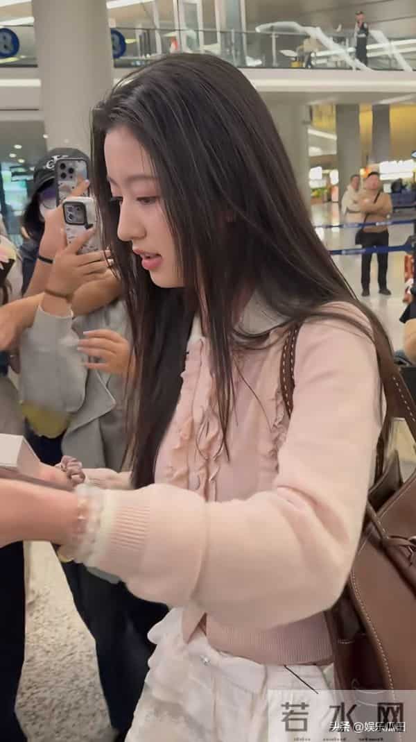 16岁裴佳欣现身机场被偶遇，粉上衣配白短裙，好清纯好可爱