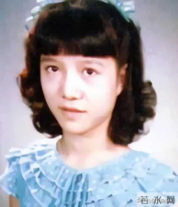 这是翁帆和杨振宁领证留影,弟弟、弟媳陪同,杨振宁一脸不好意思