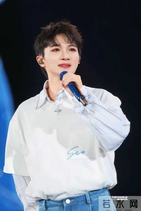 不到24小时，央媒两次点名周深，歌坛地位一览无遗，那英说对了