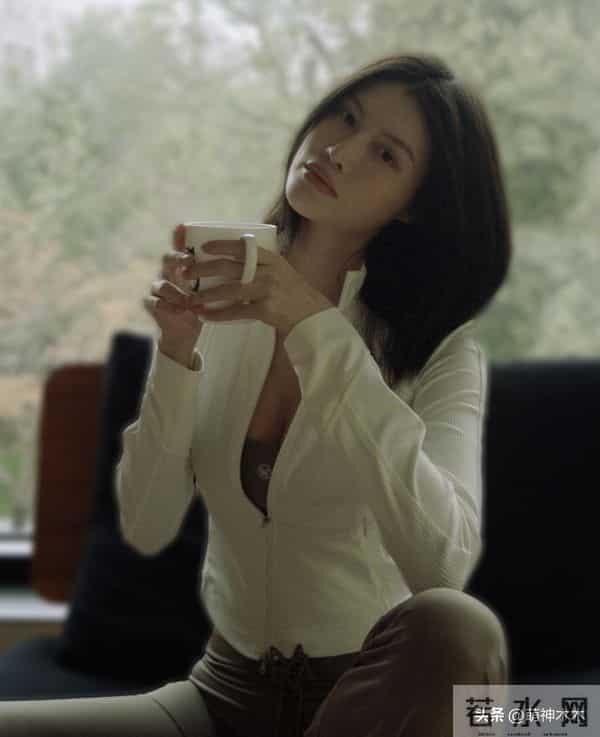 何穗首晒产后美照!身材苗条丰满,被质疑传递焦虑,本人连忙删图