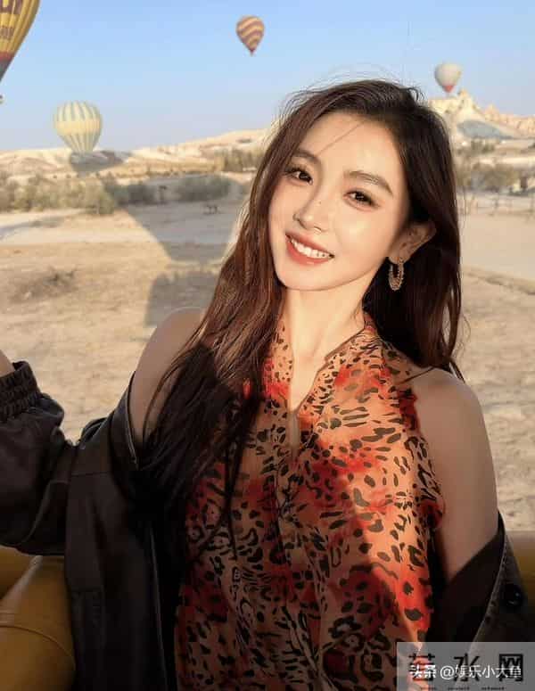 主持人金佳悦晒土耳其旅游美照，穿挂脖裙大秀美腿，杨柳细腰好辣