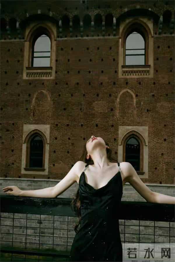 27岁赵露思太丰满，黑色紧身裙都兜不住好身材，难怪直男都喜欢她