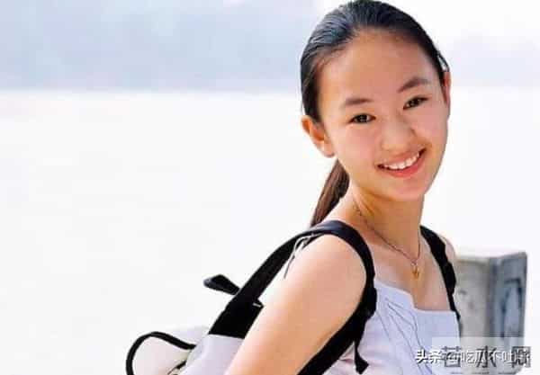 分手22年,40岁的童瑶高调官宣喜讯,如今成为张默高攀不起的存在