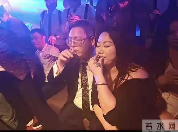 向佑彻底摆烂，南昌酒吧挥霍，新女友全程烟酒不离手