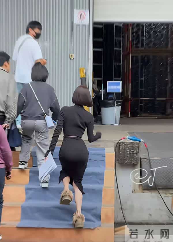 秦岚变化太大了,胸很大,腰很细,臀部很大,身材有点像芭比娃娃