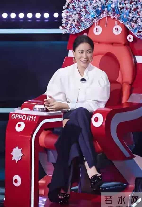 57岁那英现身国外就餐,素颜曝光真实状态,真成五旬老太了