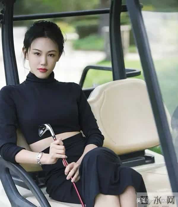 母亲是影后,丈夫是著名演员,公公是央视名嘴,34岁的她却当网红