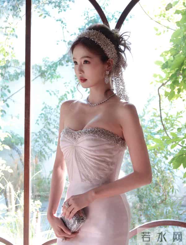 白鹿不要这么考验大家的定力!最近好爱穿抹胸裙啊