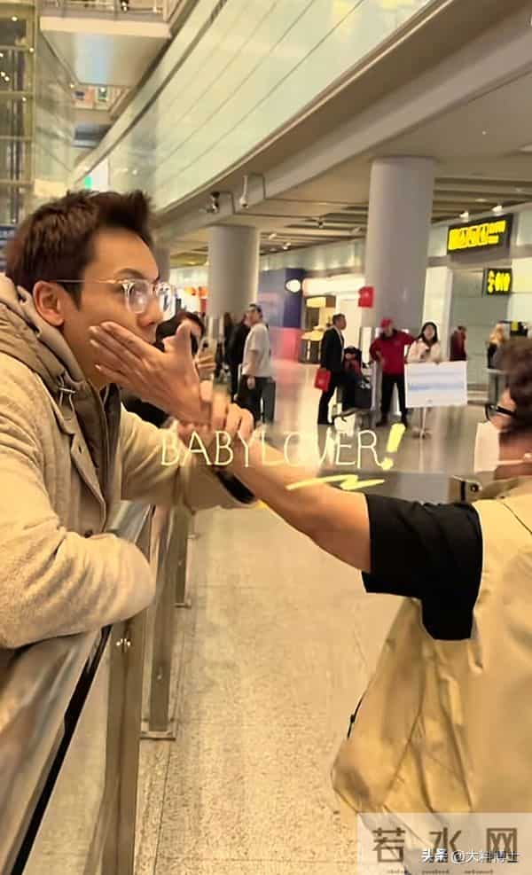 陈伟霆爱人北京豪宅晒照,何穗产后腰细身瘦,陈妈妈来京看孙子