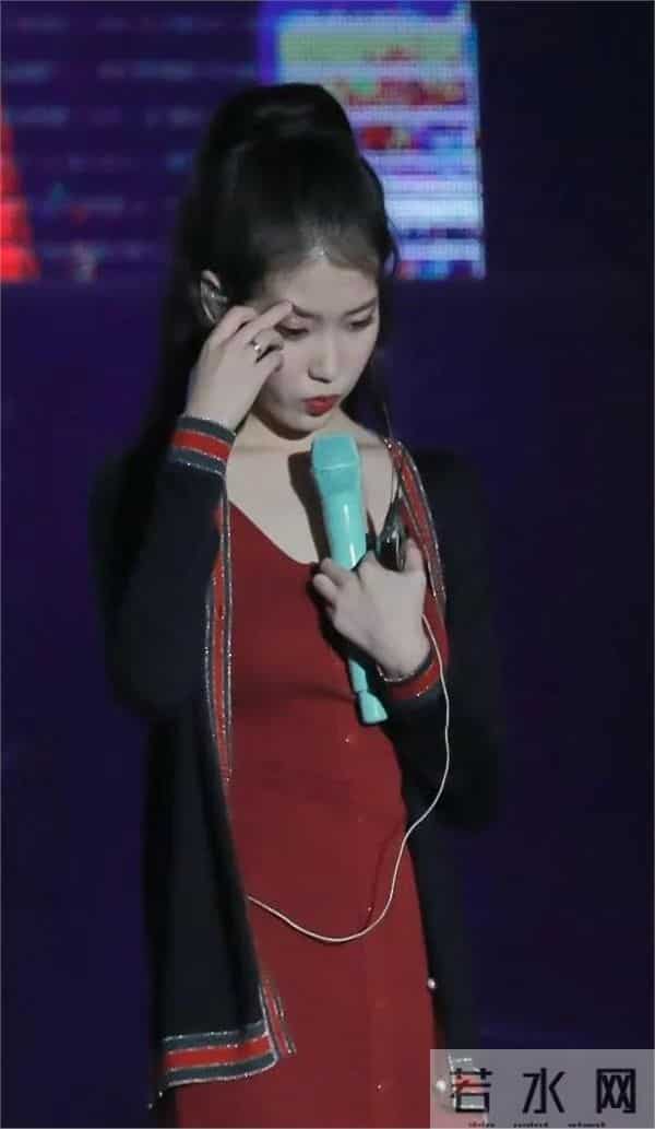 iu李知恩也有丰满风韵的时刻，这个衣服真挺漂亮