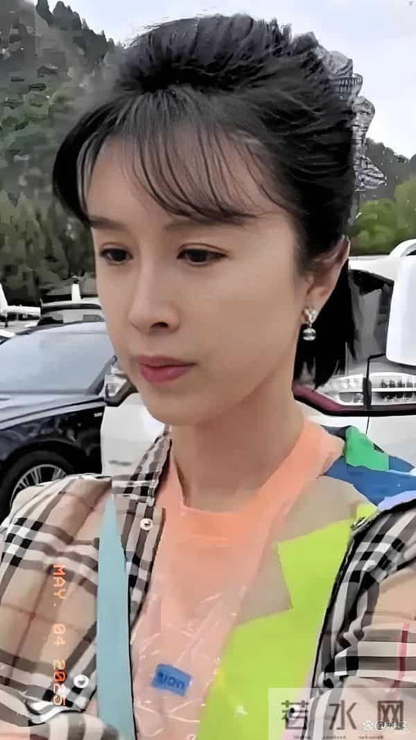 50岁金巧巧被偶遇,网友锐评:奶奶的脸,孙女的头型,少女的身材