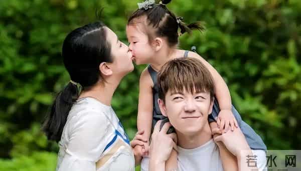 吴雅婷和前夫为女儿庆生,正式告诉儿女已离婚,唯伊心疼妈妈大哭