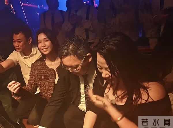 向太脸都被儿子丢尽了!向佑满肚肥肠带女友酒吧挥霍,38岁仍啃老