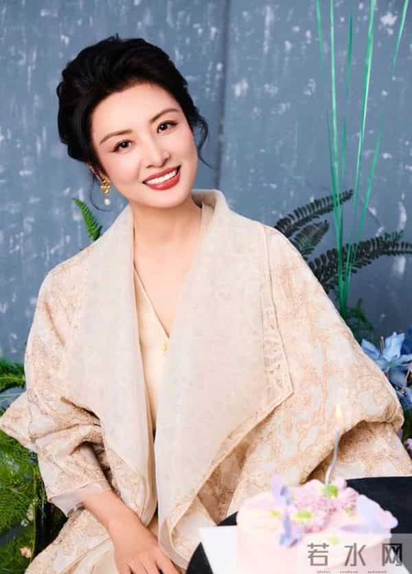 连续17年主持春晚的她，12年婚姻终究离婚，坦白：婚姻只会痛苦