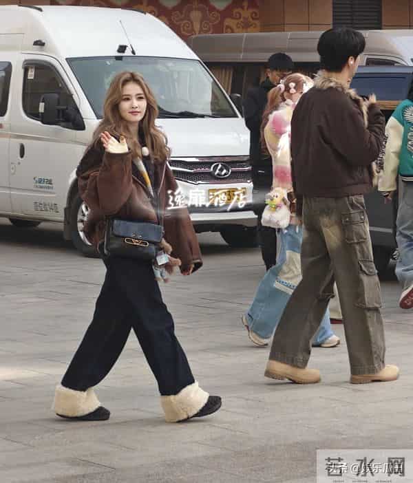 网友喀什古城偶遇白鹿 本人超美 穿搭洋气 在路边吃烤肉的样子好可爱